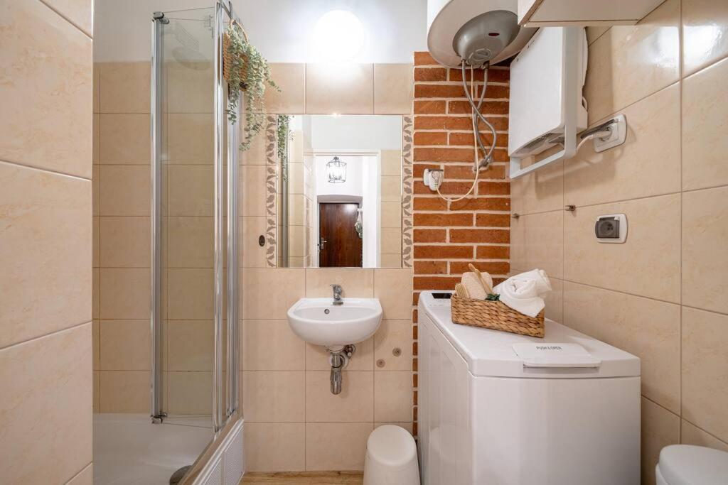 Apartment St. *