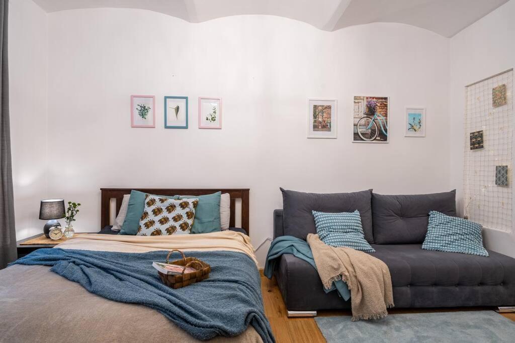 Apartment St. *